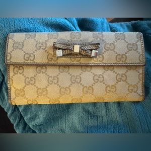 GUC Gucci authentic gold trimmed wallet!  Double sided! Normal wear